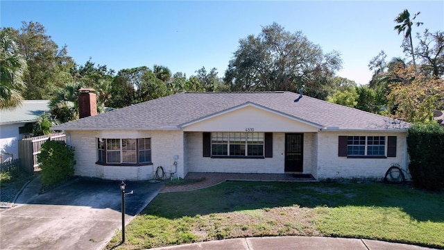 ranch-style house featuring a front yard