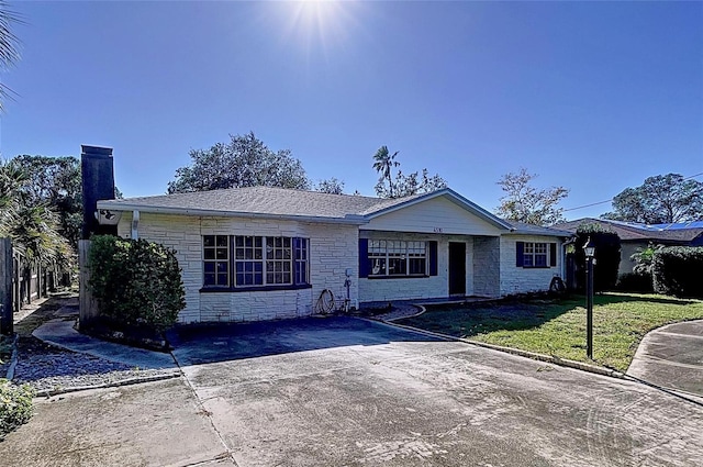 ranch-style home featuring a front lawn