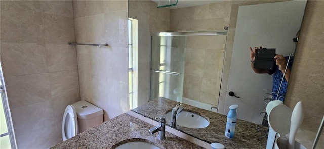 6906 Quail Hollow Blvd, Wesley Chapel, FL 33544 - full bathroom featuring a tile shower, vanity, and toilet