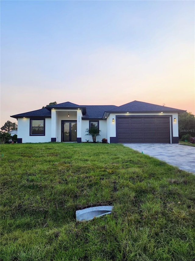 view of front of house featuring a yard and a garage