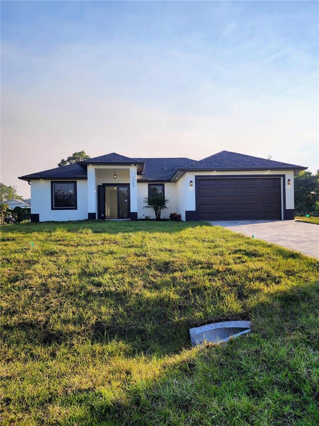 view of front facade featuring a front yard and a garage