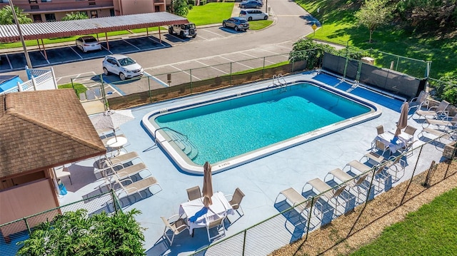 view of swimming pool