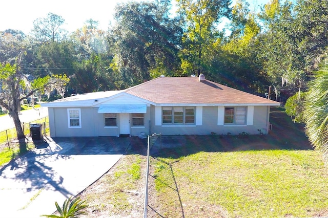 single story home featuring a front yard