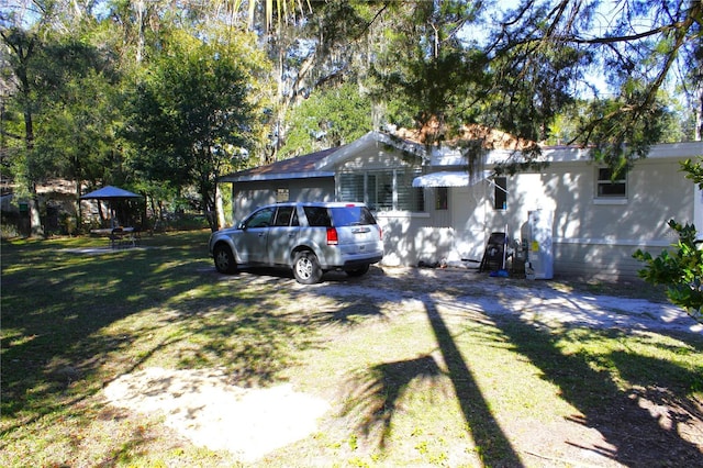 view of front facade with a front lawn