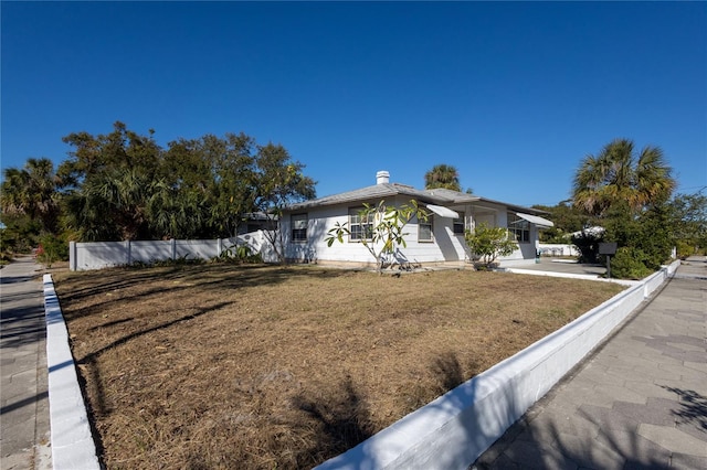 view of front facade with a front lawn