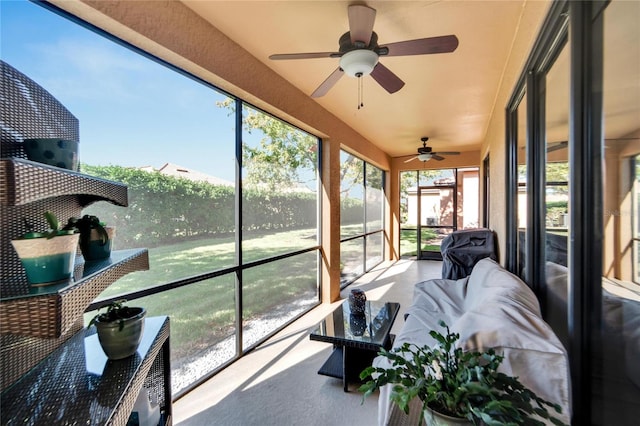 sunroom with ceiling fan