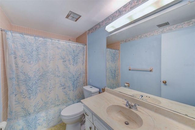 bathroom with a shower with curtain, vanity, and toilet