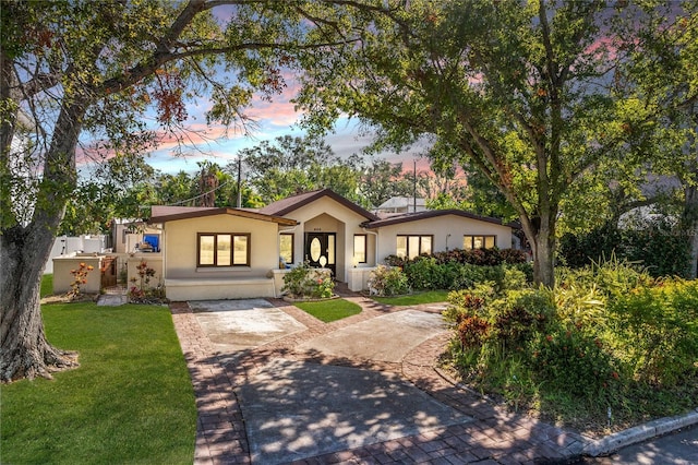 view of front of home featuring a lawn