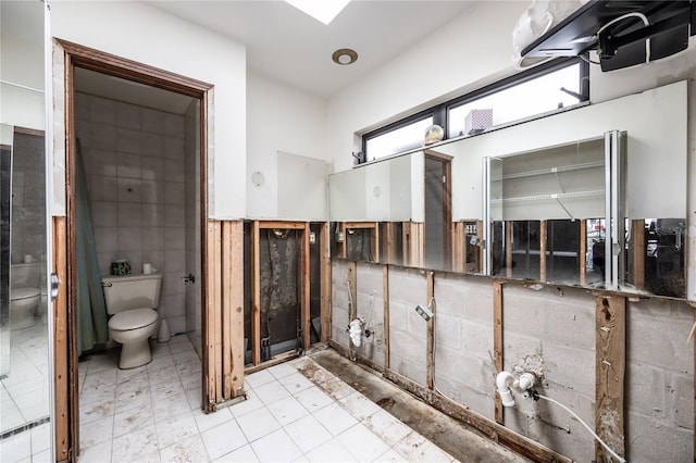 bathroom featuring tile walls