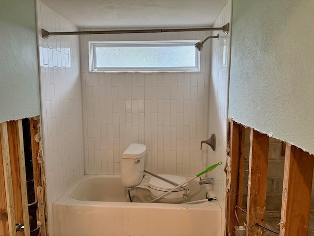 bathroom with tiled shower / bath