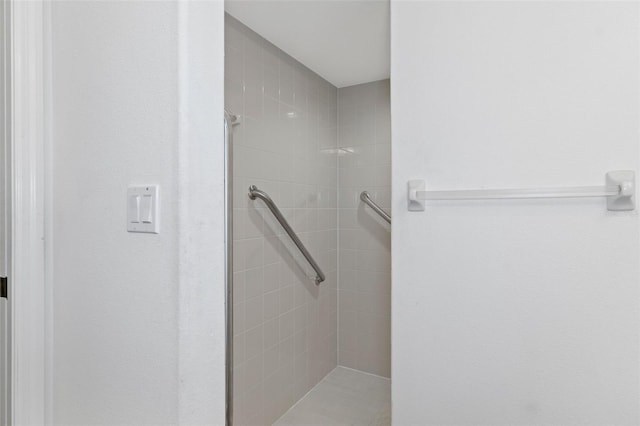 bathroom featuring a tile shower