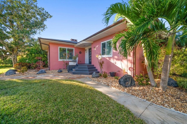 view of front of property featuring a front lawn