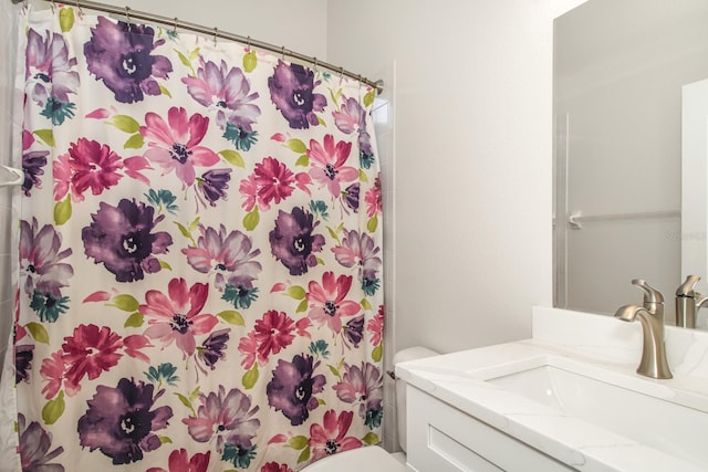 bathroom with a shower with shower curtain, vanity, and toilet