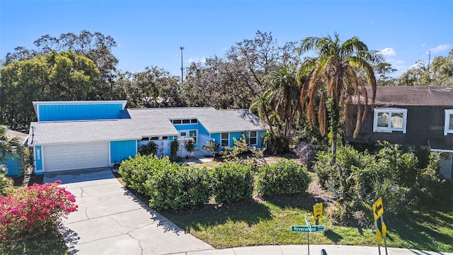 view of front of house featuring a garage and a front yard