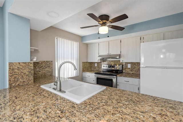 kitchen featuring electric range, sink, ceiling fan, tasteful backsplash, and white fridge