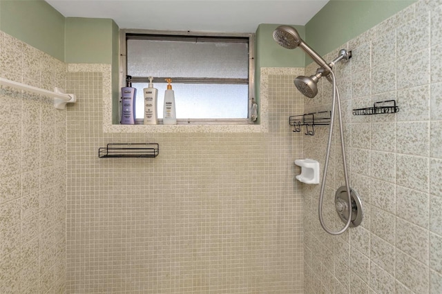 bathroom featuring a tile shower