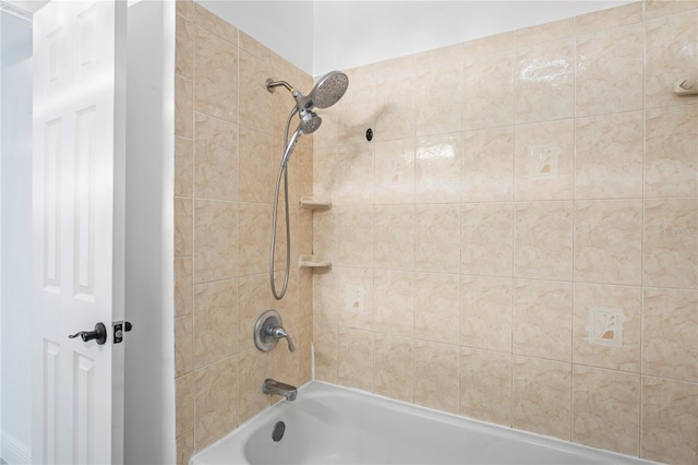 bathroom with tiled shower / bath