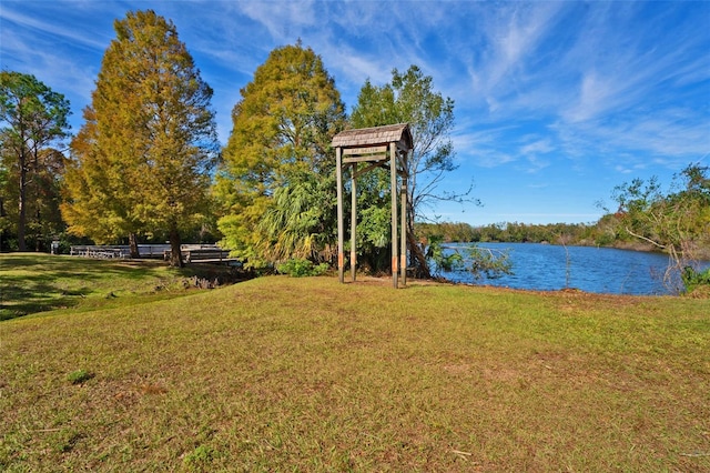 view of yard featuring a water view