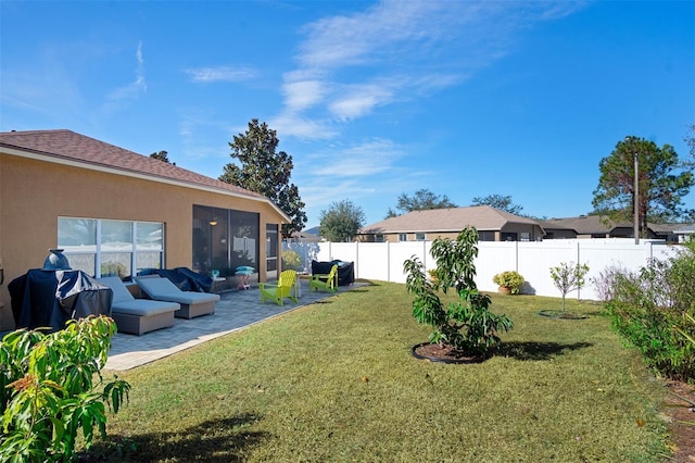 view of yard featuring outdoor lounge area and a patio