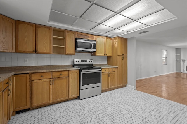 kitchen with backsplash, light hardwood / wood-style floors, and appliances with stainless steel finishes