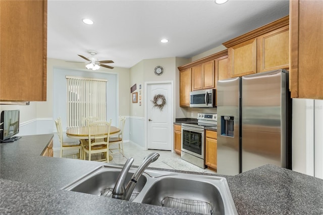 kitchen featuring sink, stainless steel appliances, and ceiling fan