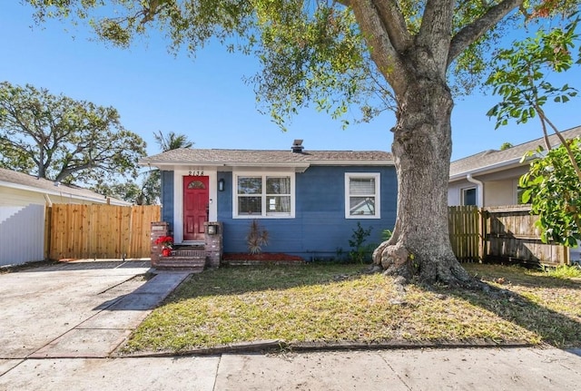 view of front of house featuring a front yard