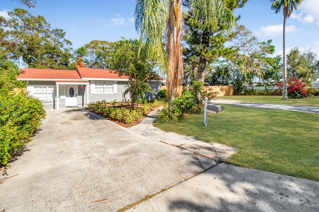 single story home with a front yard