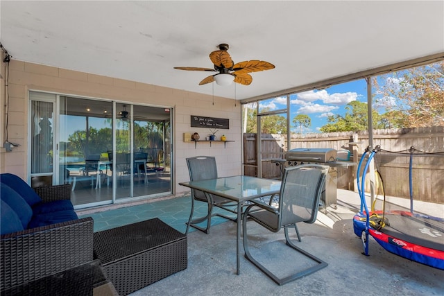 sunroom with ceiling fan