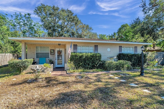 single story home with a front lawn