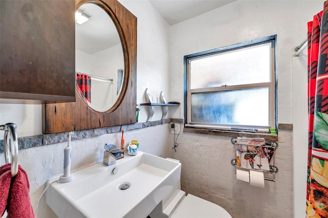 bathroom featuring toilet and sink