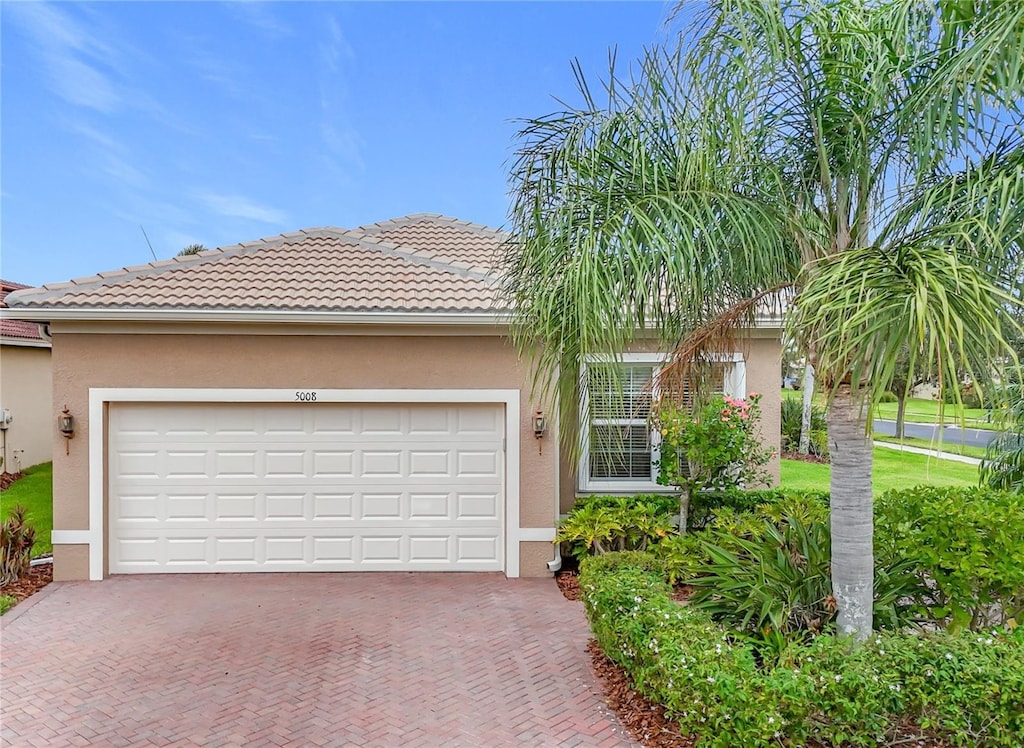 view of front of property featuring a garage