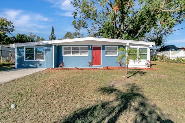 view of front of house featuring a front lawn