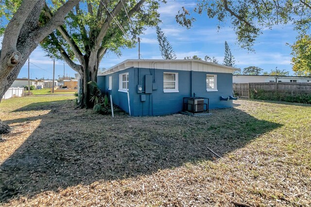 view of side of property featuring a yard