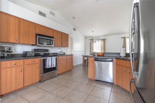 kitchen with hanging light fixtures, a notable chandelier, kitchen peninsula, lofted ceiling, and appliances with stainless steel finishes