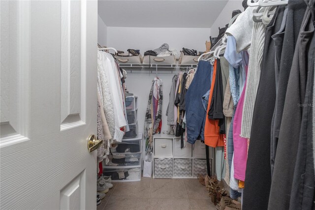 spacious closet featuring light tile patterned floors