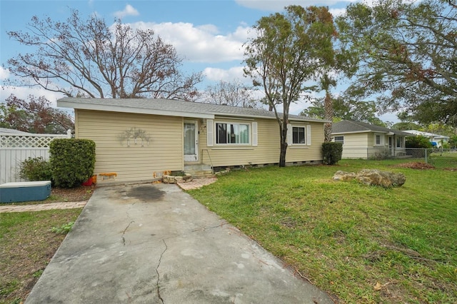 single story home featuring a front lawn