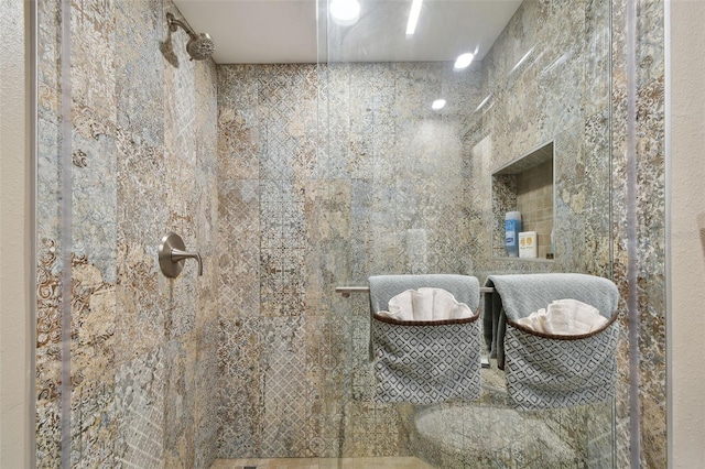 bathroom featuring a tile shower