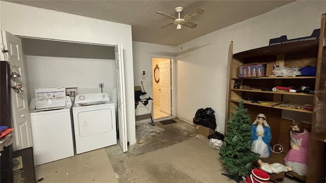 laundry room featuring a textured ceiling, washing machine and dryer, and ceiling fan