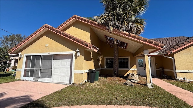 view of front facade featuring a front yard and a garage