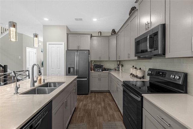 kitchen featuring dark wood-type flooring, sink, gray cabinets, and black appliances