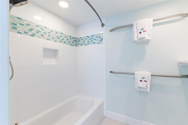 bathroom with tiled shower / bath