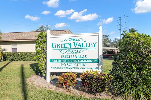 community / neighborhood sign featuring a yard