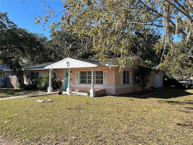 view of front of property featuring a front lawn