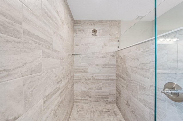 bathroom featuring a tile shower