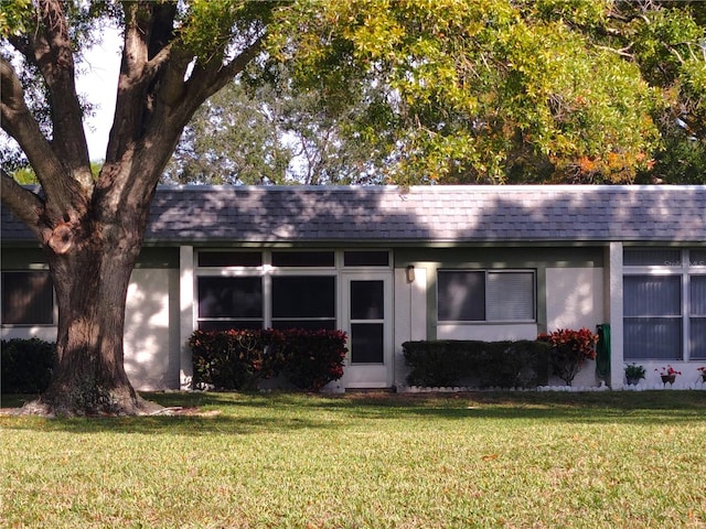 view of front facade with a front yard