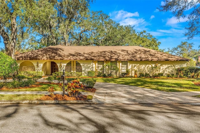 view of front of house with a front yard