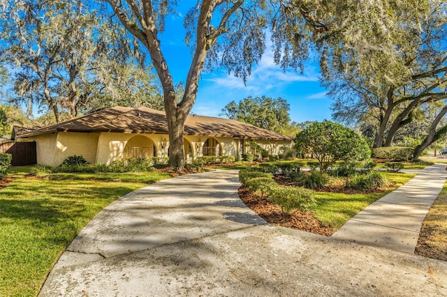 view of front of home featuring a front yard