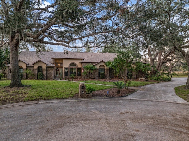 single story home featuring a front yard