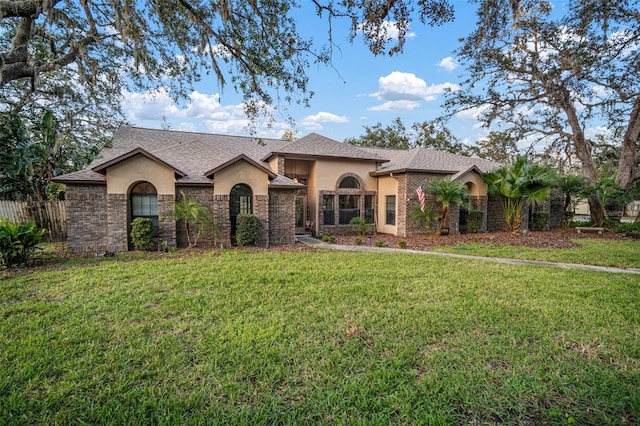 view of front of house featuring a front lawn