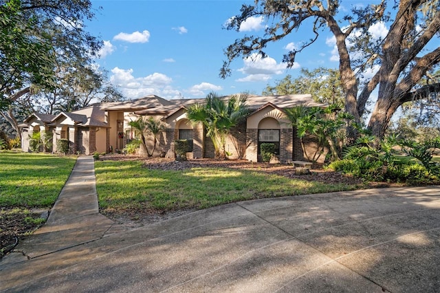 view of front of home featuring a front yard